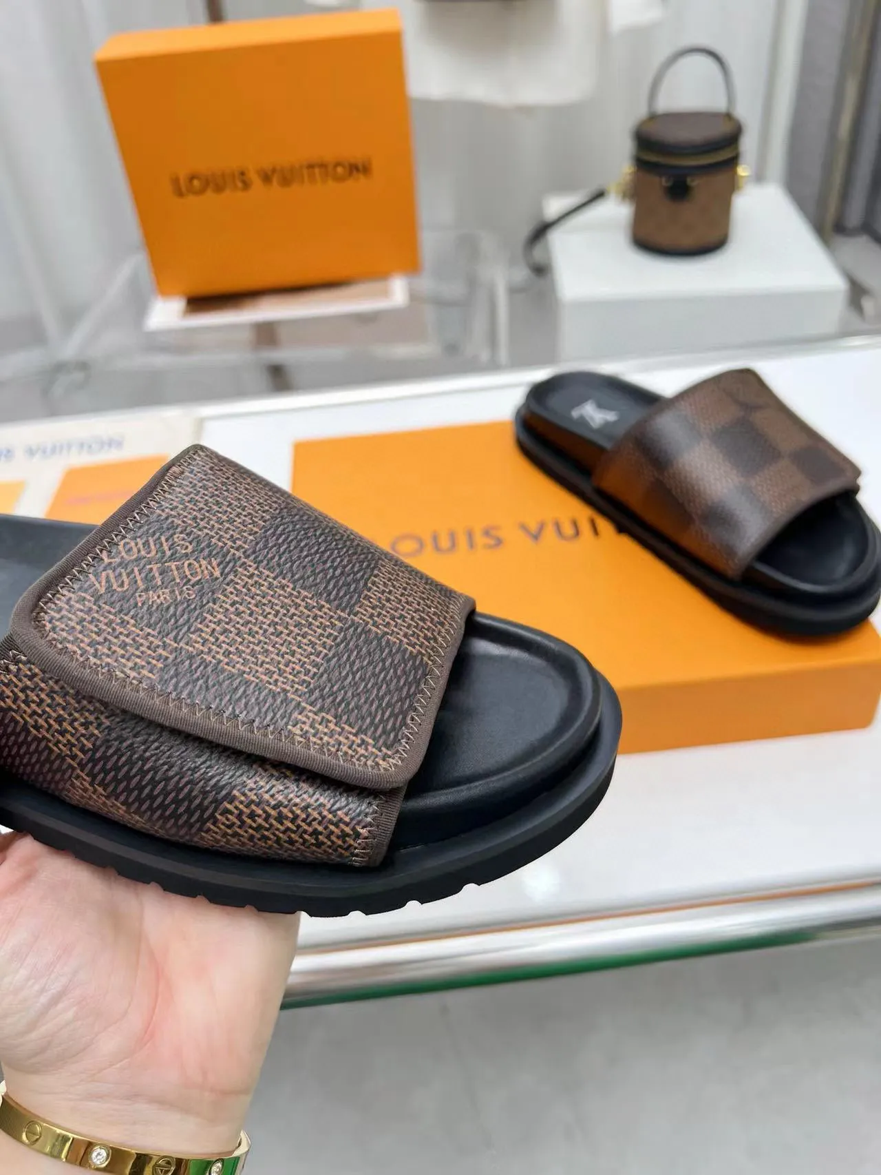 Factory price: 280💰LV luxury trainer slippers, made of first-layer calfskin, light and comfortable. The upper straps feature monogram embossing. Brings a unique color splicing effect. The precise fit of the insole and fine-grained rubber outsole are inspired by lv trainer size: 38-45